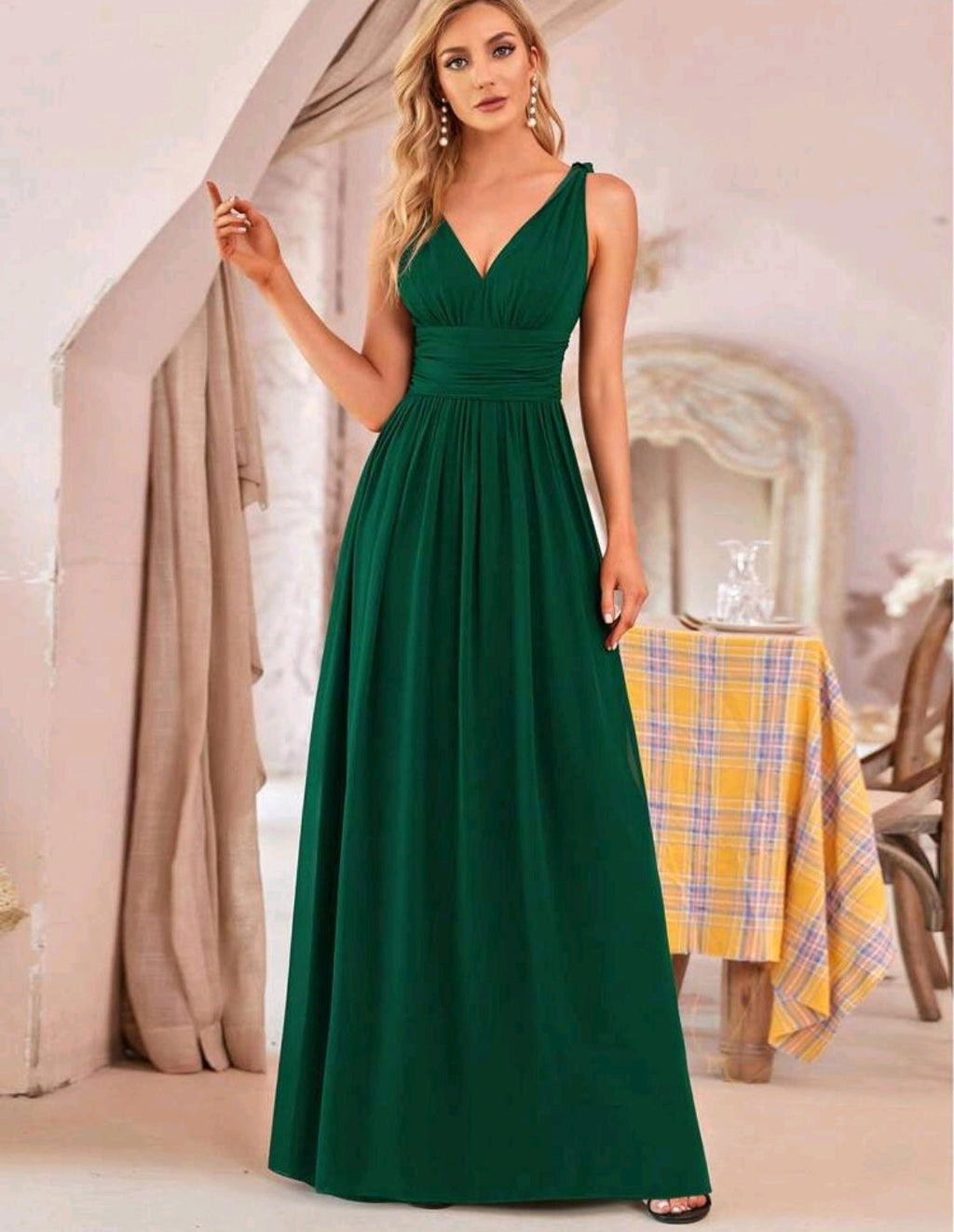 Vestido verde esmeralda con escote en V corte A
