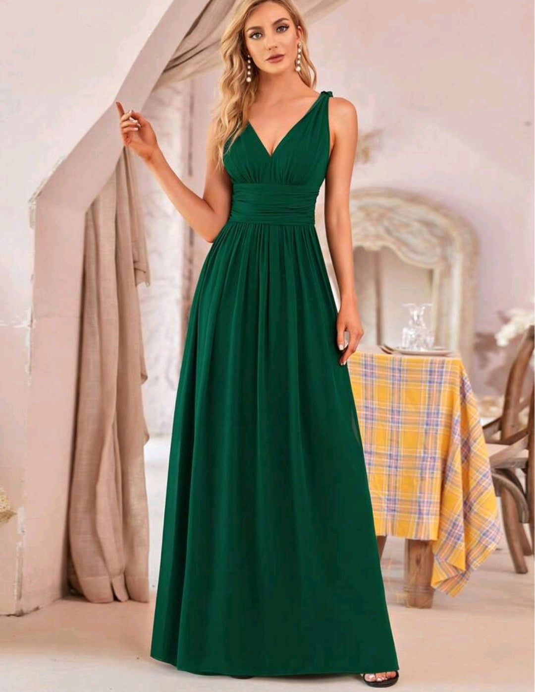Vestido verde esmeralda con escote en V corte A
