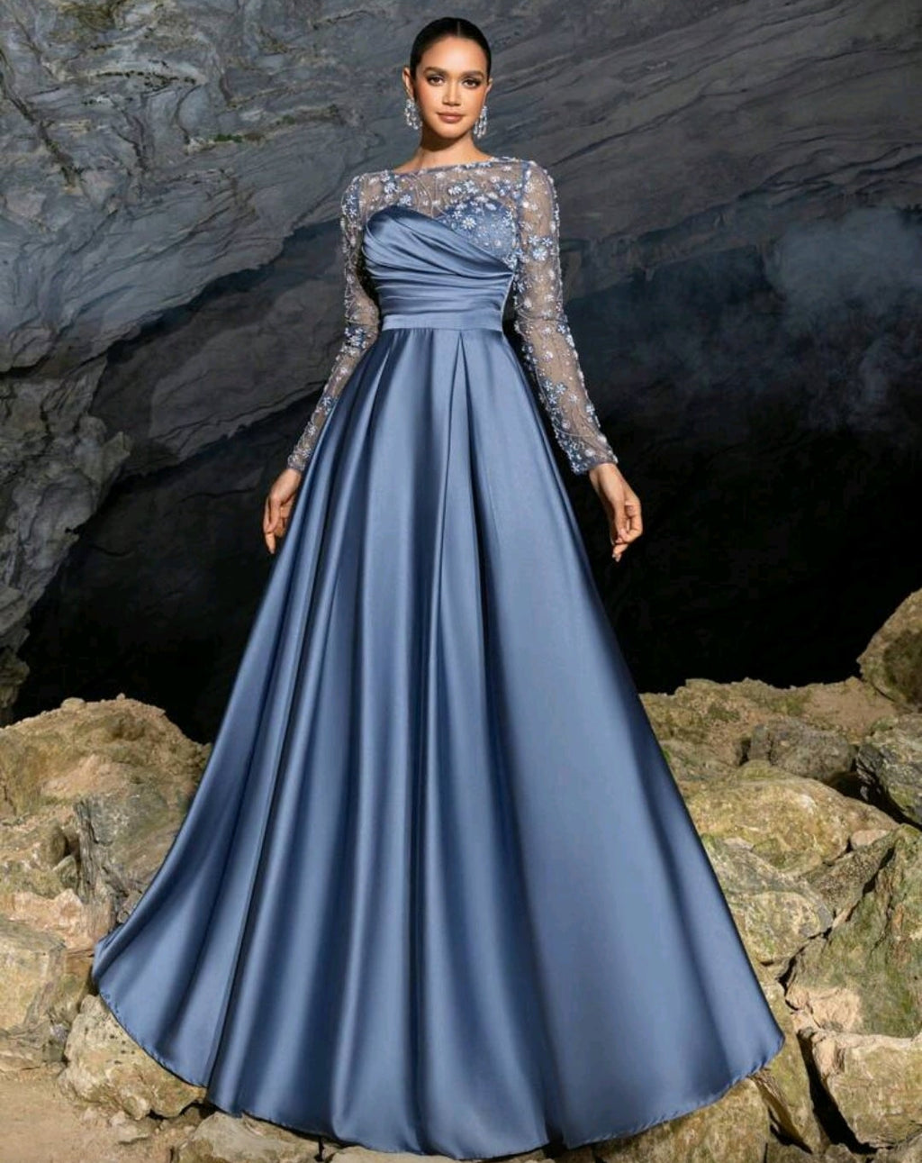 Vestido dusty blue manga larga con transparencia, bordado lentejuelas floral