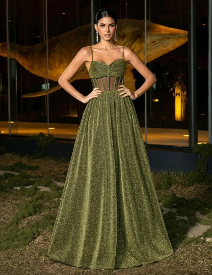 Vestido verde olivo brillante tirante delgado con transparencia corte A