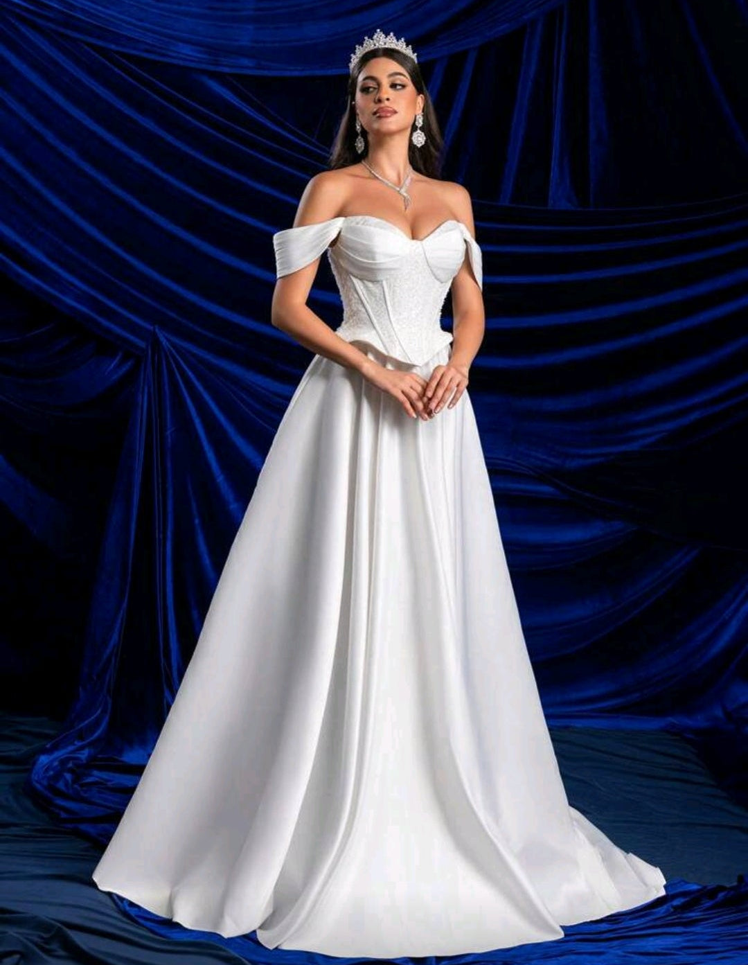 Vestido de Novia "Reina de Corazones" – Majestuosidad en Raso y Pedrería