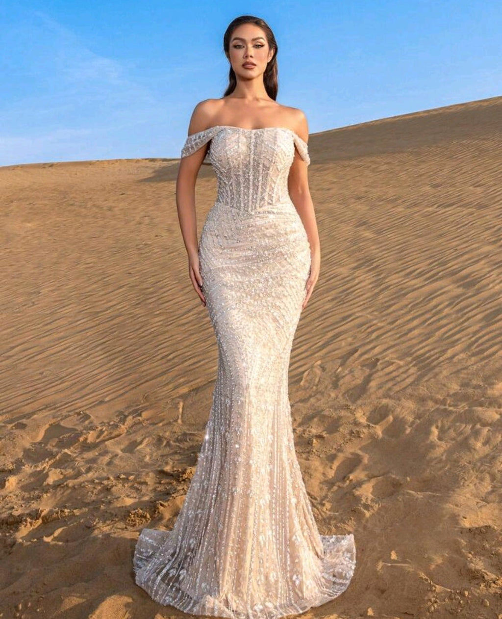 Vestido champán off-the-shoulder con pedrería corte sirena