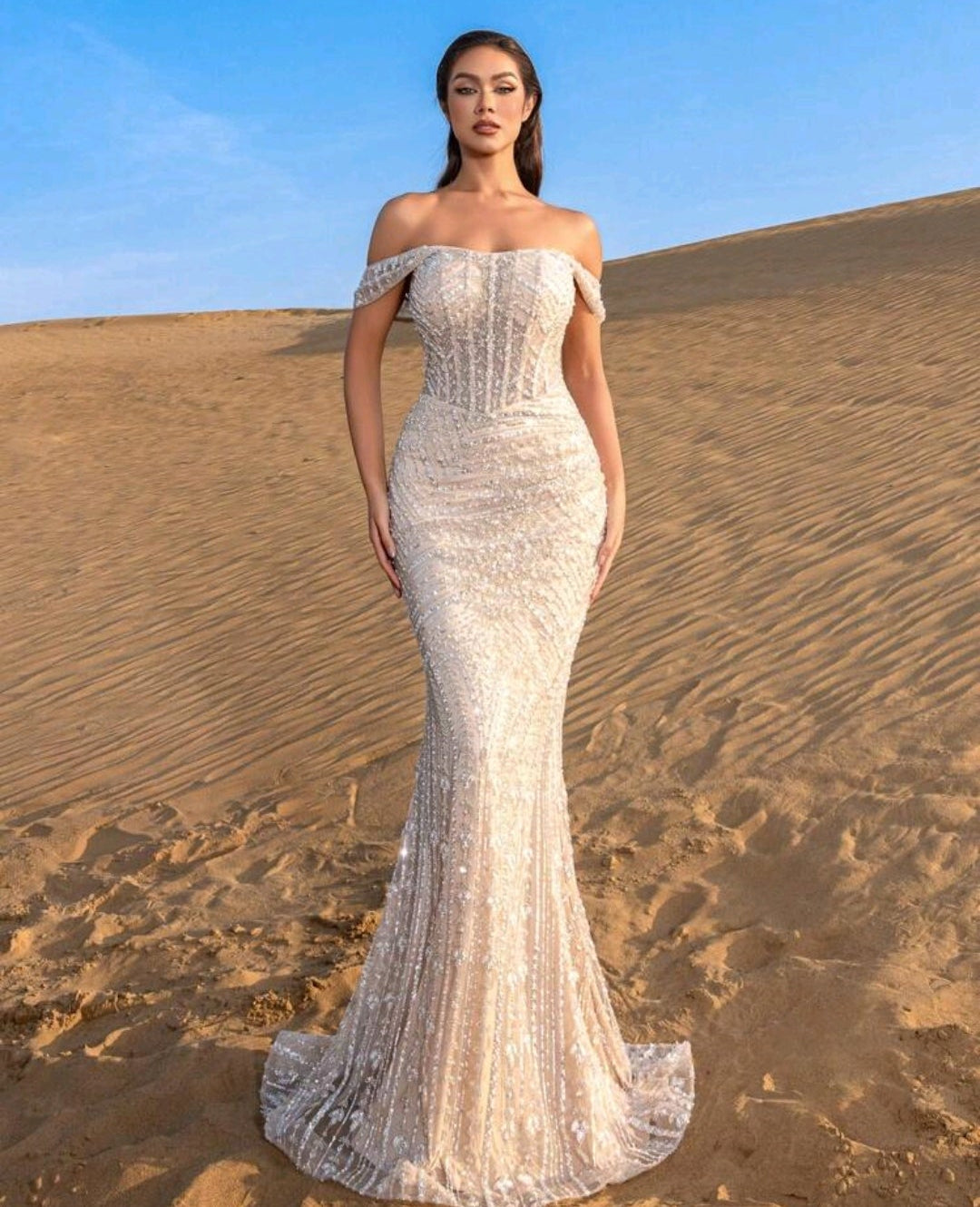 Vestido champán off-the-shoulder con pedrería corte sirena