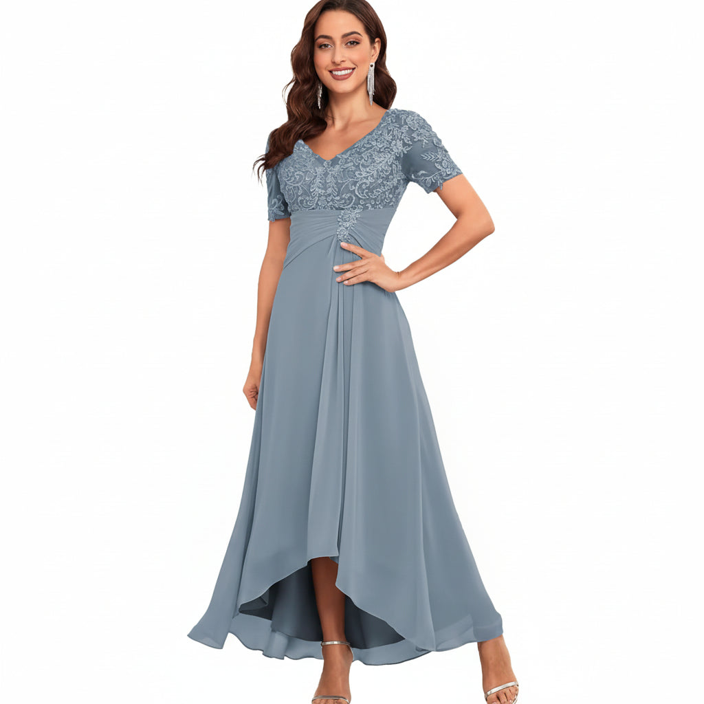 Vestido que combina un corpiño de encaje floral detallado con una fluida falda de gasa. Dusty Blue