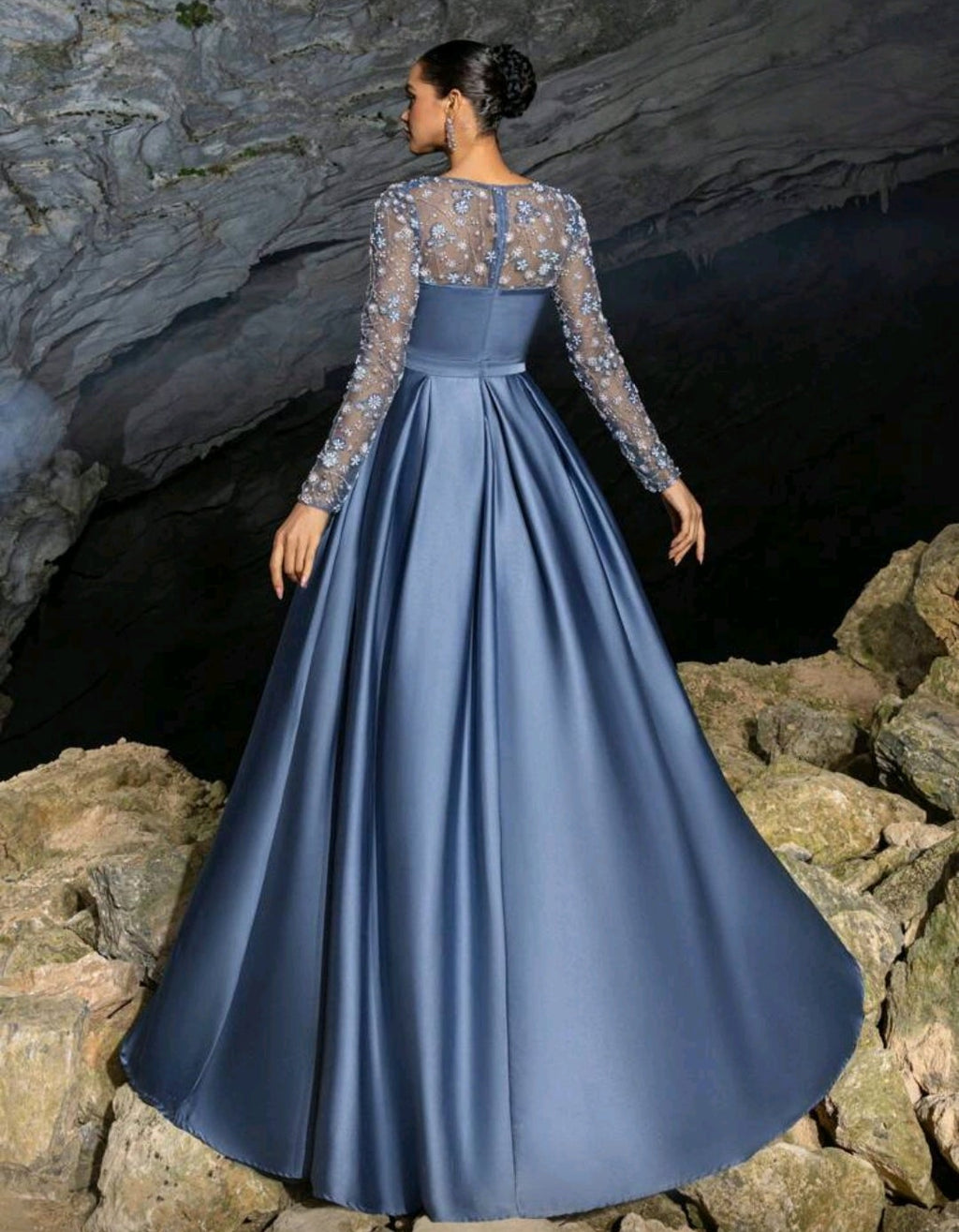 Vestido dusty blue manga larga con transparencia, bordado lentejuelas floral