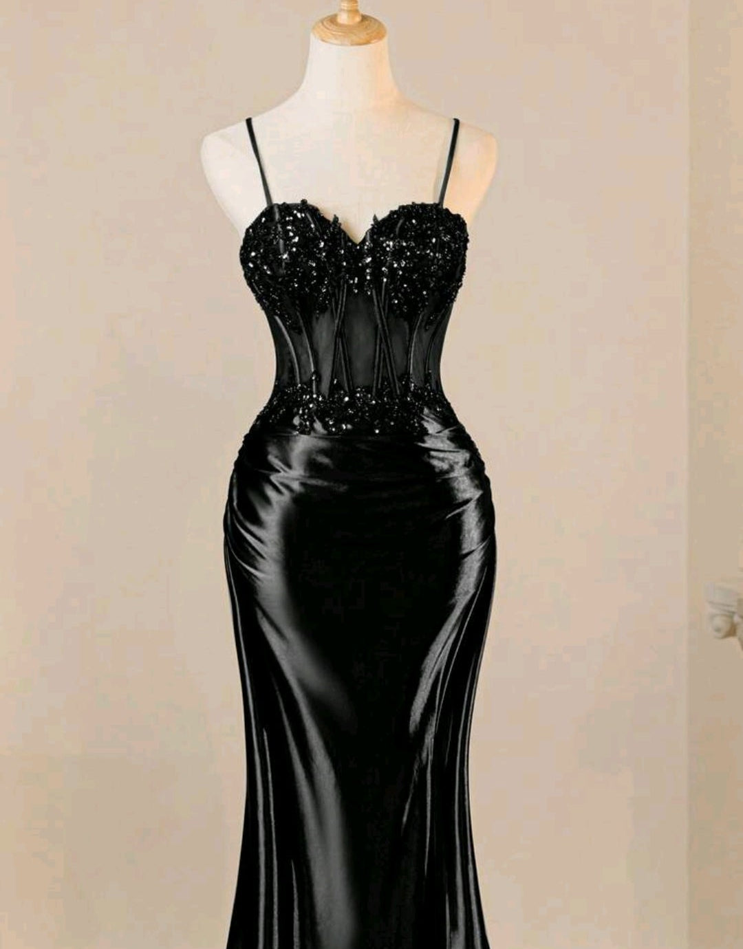 Vestido negro con aplicación pedrería y falda satinada corsé ajustable
