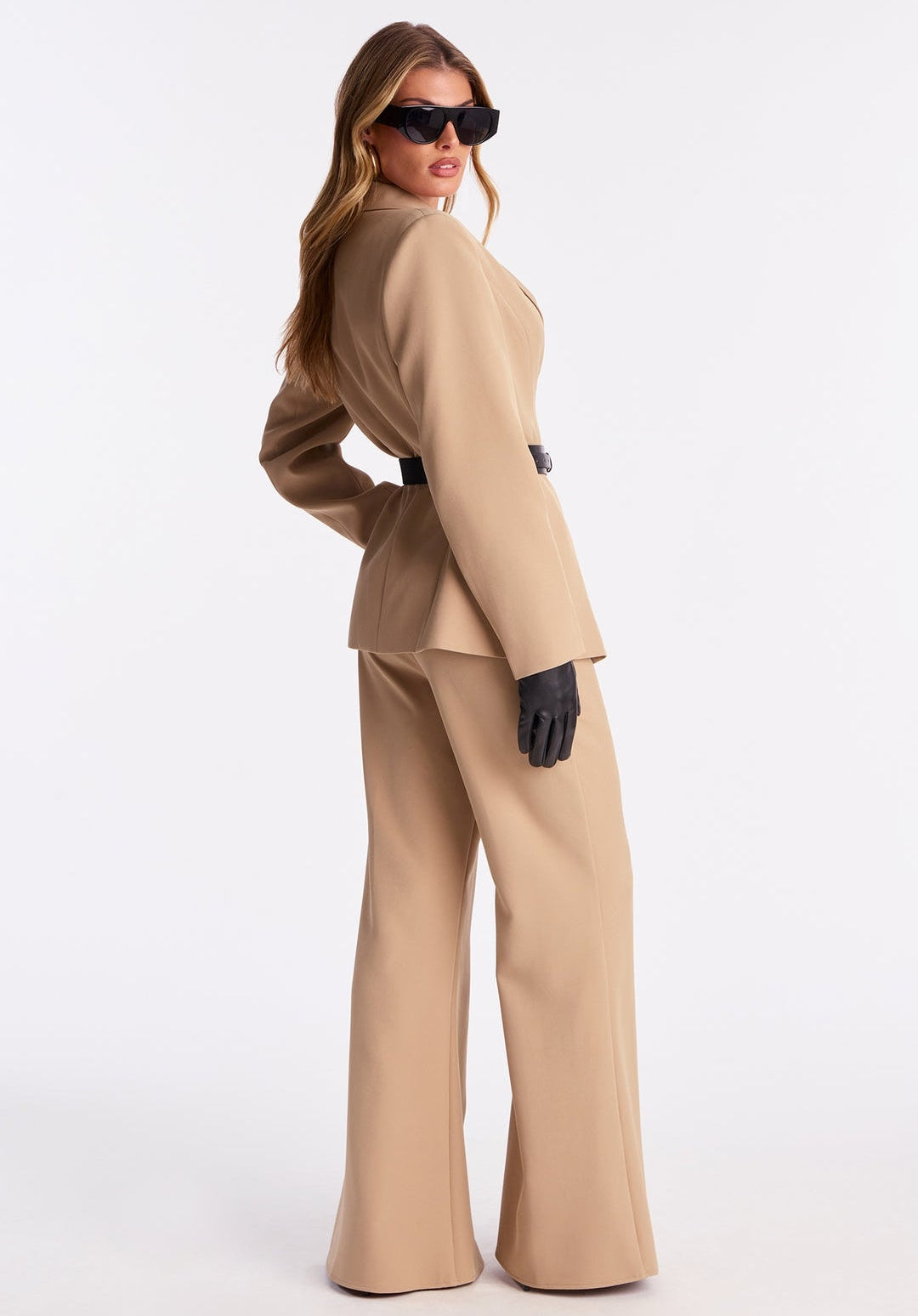 Traje 2 piezas color taupe incluye faja negra