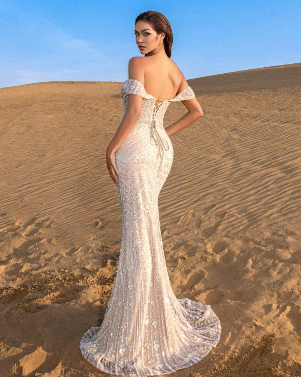 Vestido champán off-the-shoulder con pedrería corte sirena