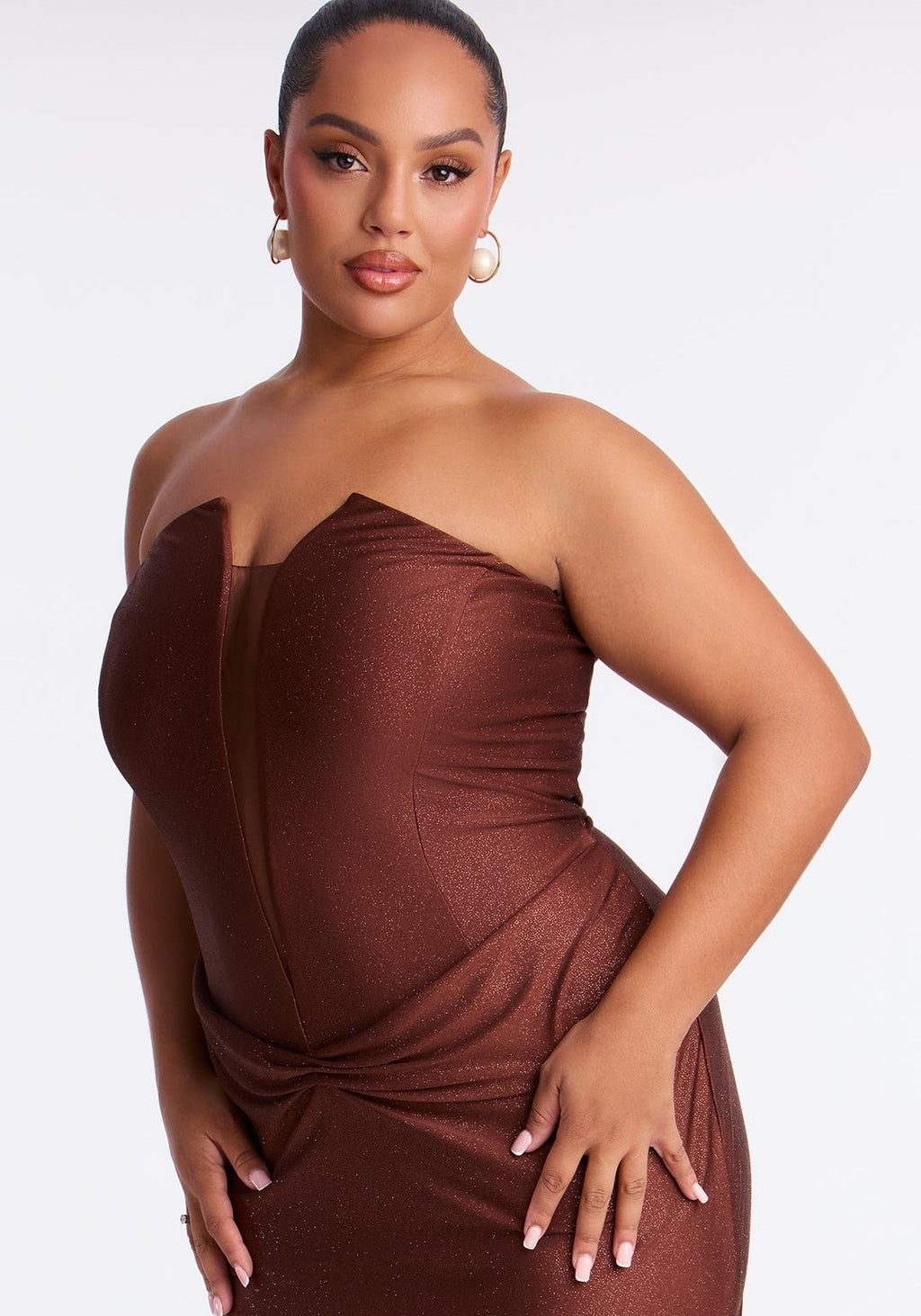 Vestido café straple con brillo pegado al cuerpo