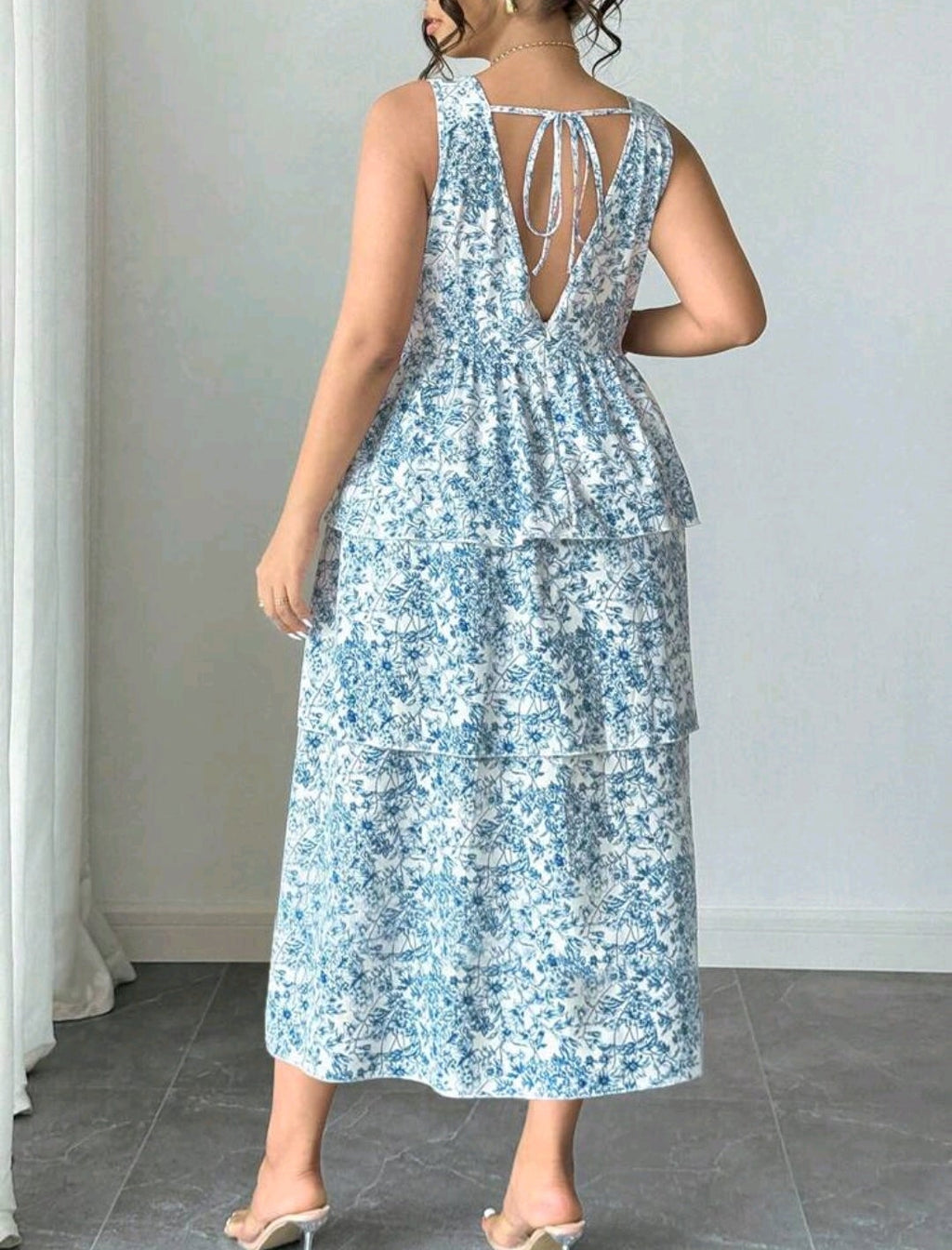 Vestido con flores celestes y largo en capas