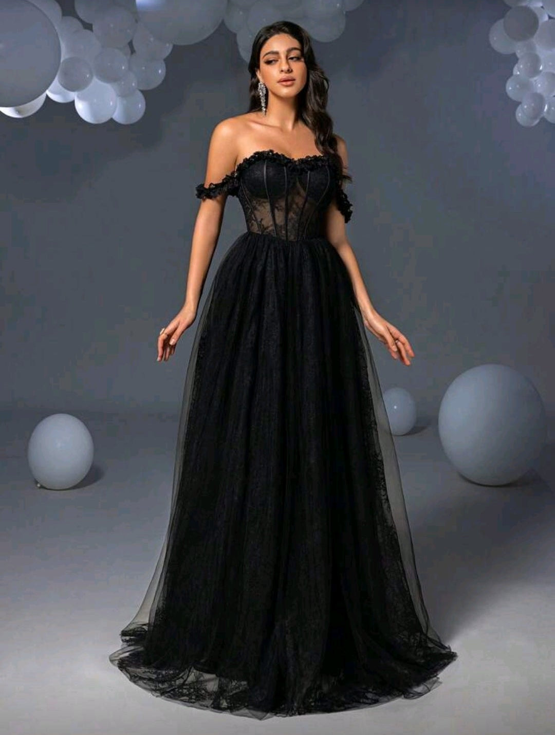 Vestido de encaje y con varillas y tul