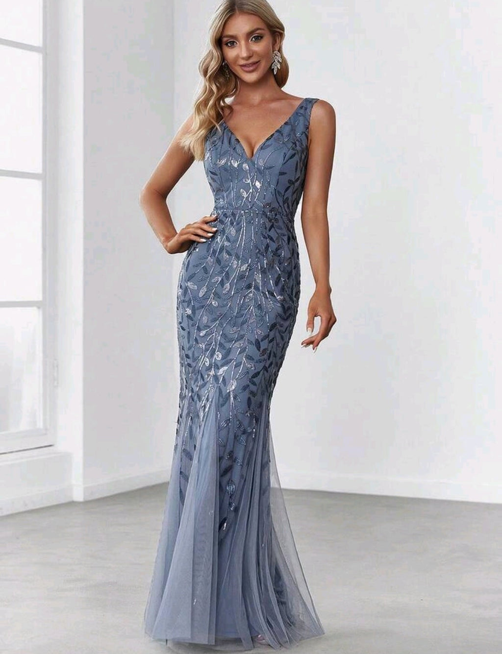 Vestido dusty blue corte sirena con escote en V