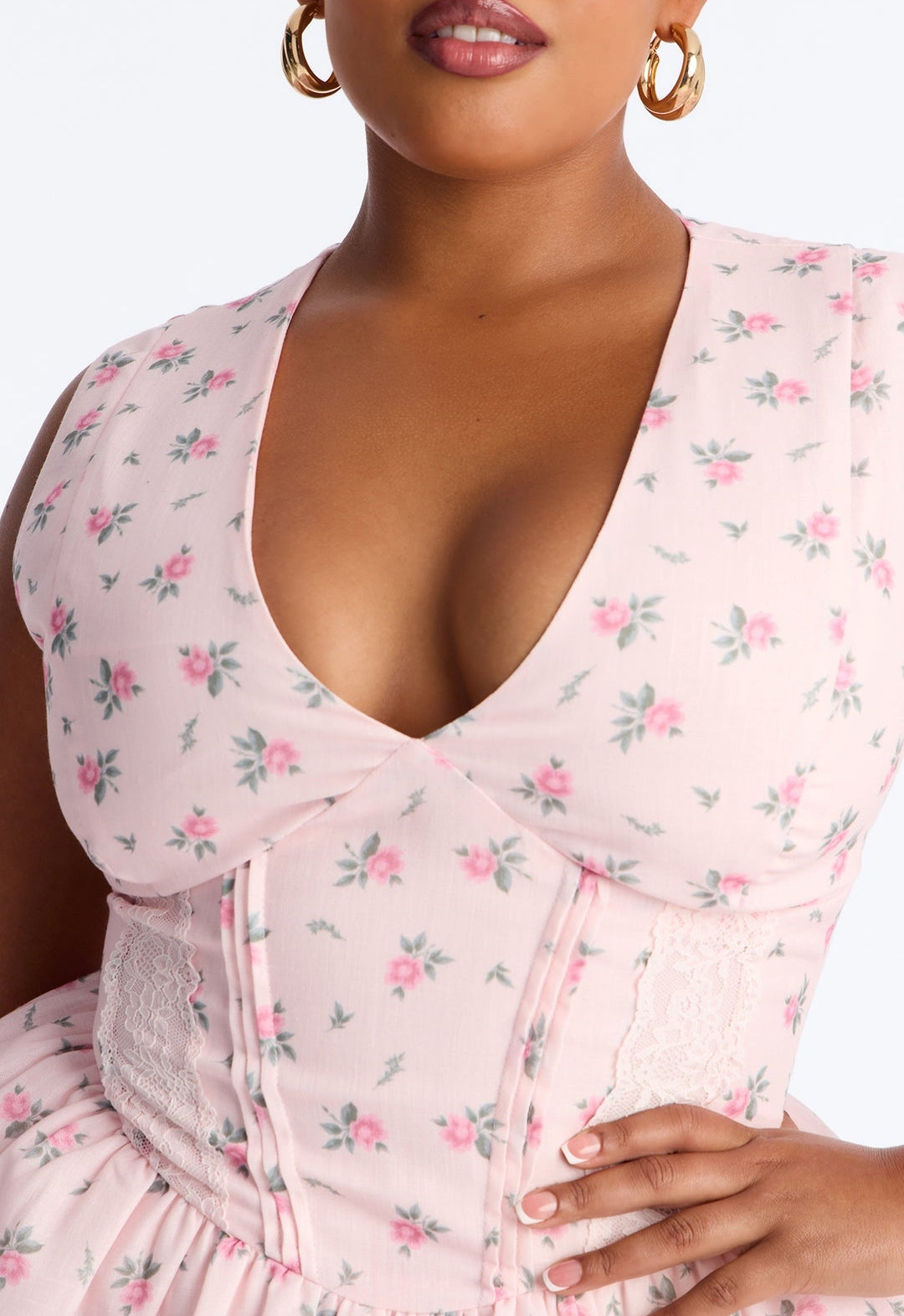 Vestido casual rosa con flores rosas pequeñas