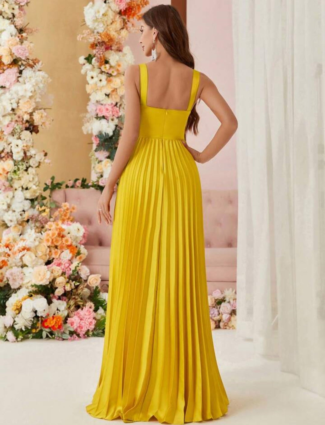 Vestido mostaza plisado con escote pronunciado