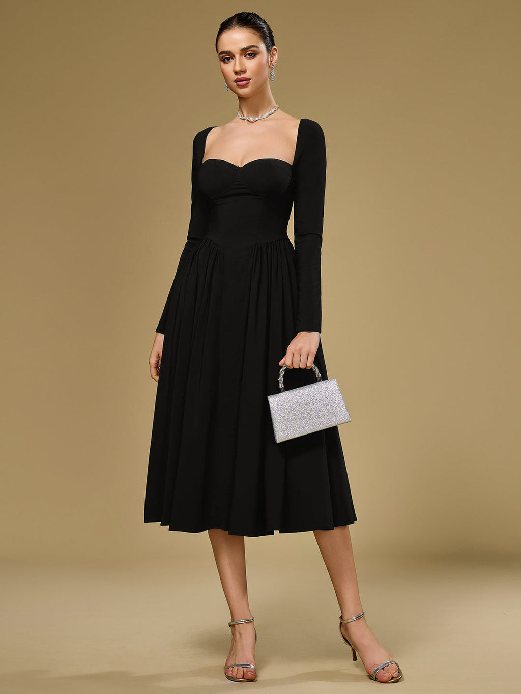 Vestido negro manga larga con escote corazón