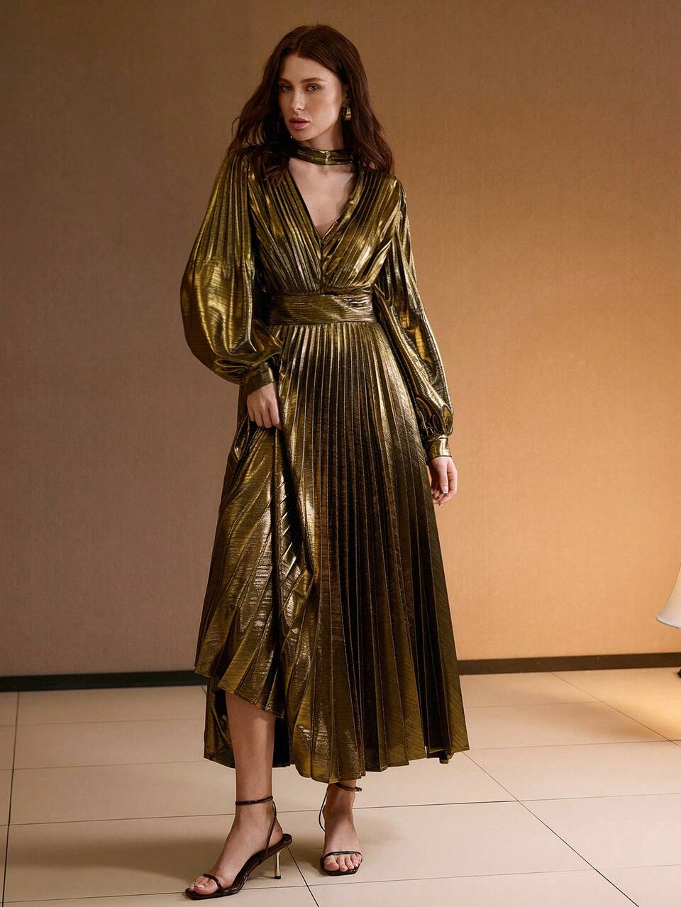 Vestido dorado metálico plisado manga larga