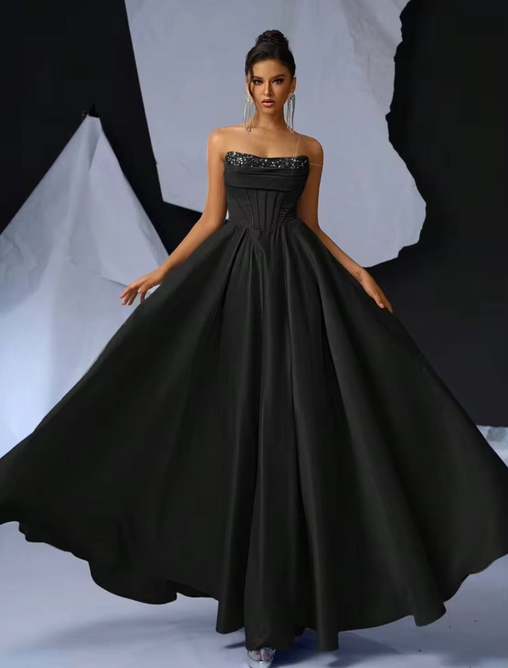 Vestido negro straple corte A satinado