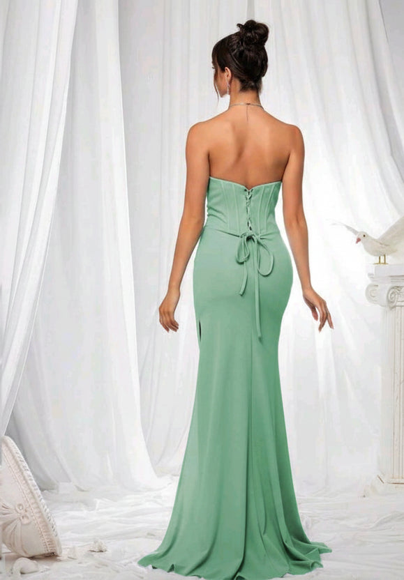 Vestido straple verde menta con abertura lateral y corsé