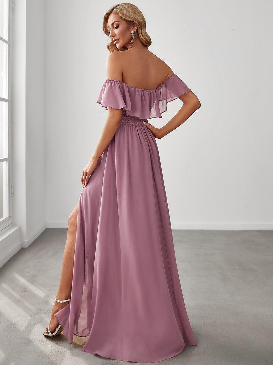 Vestido dusty pink off-the-shoulder con abertura lateral