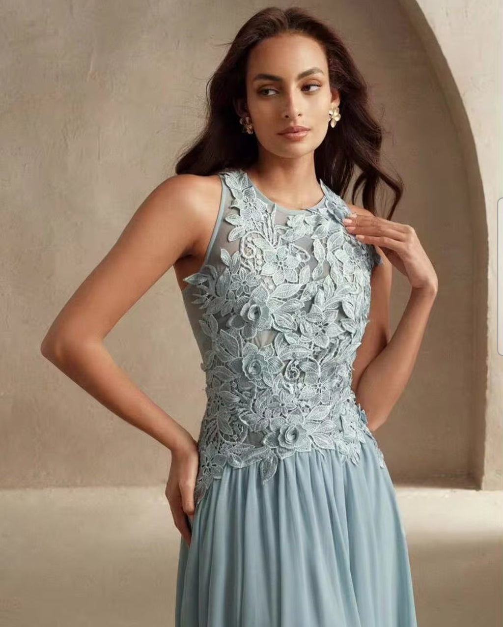Vestido dusty blue con aplicación encaje y transparencia