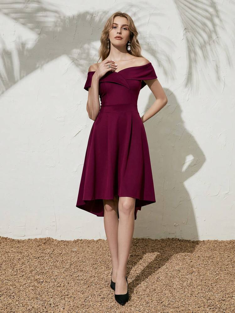 Vestido vino off-the-shoulder midi con semi cola de pato