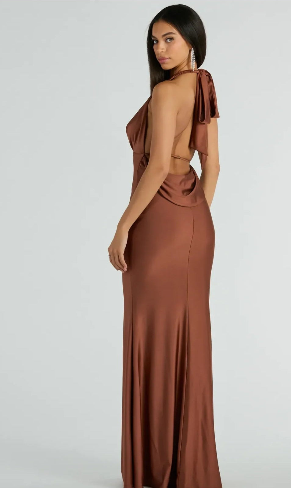 Vestido Dellia café satinado espalda abierta