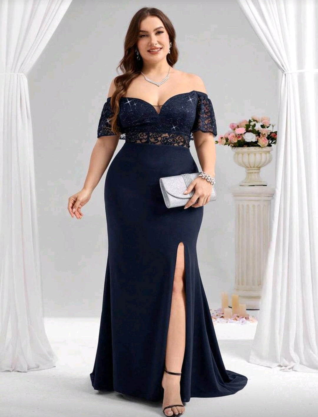 Vestido azul oscuro off-the-shoulder con abertura lateral