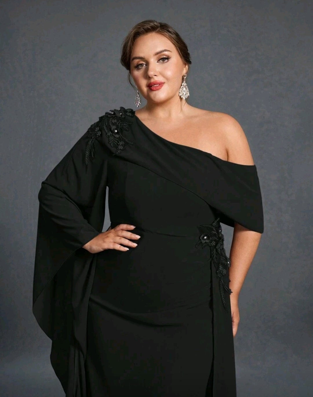 Vestido negro manga mariposa pegado al cuerpo