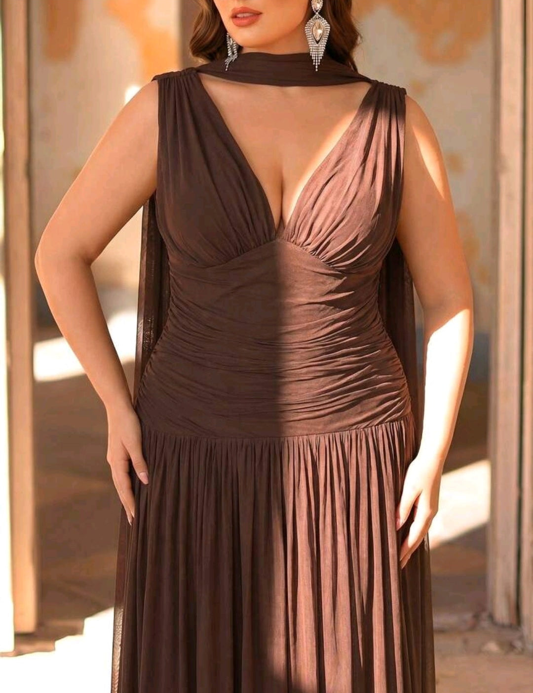 Vestido café con escote en V pronunciado incluye capa
