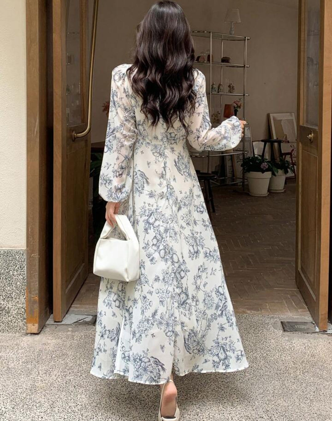 Vestido manga larga con estampado floral grisáceo