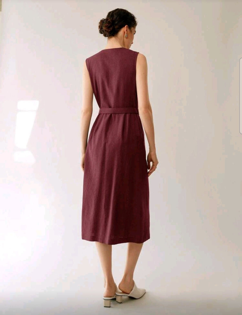 Vestido de lino con botonesal frente