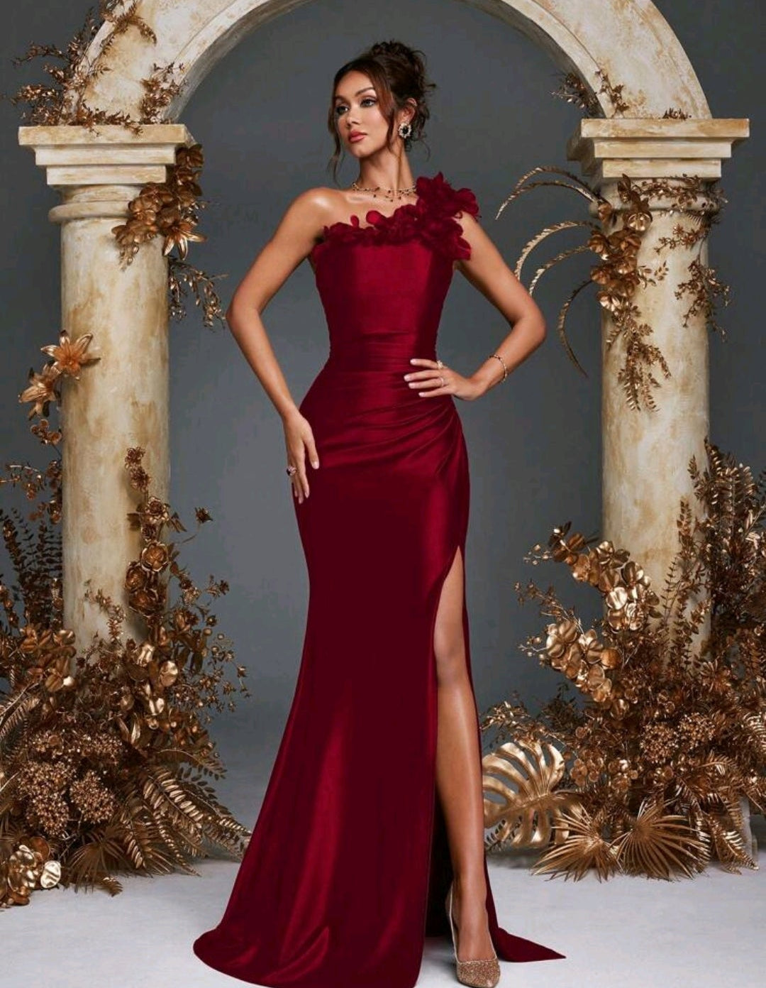 Vestido Mikaela satinado de una manga con abertura lateral
