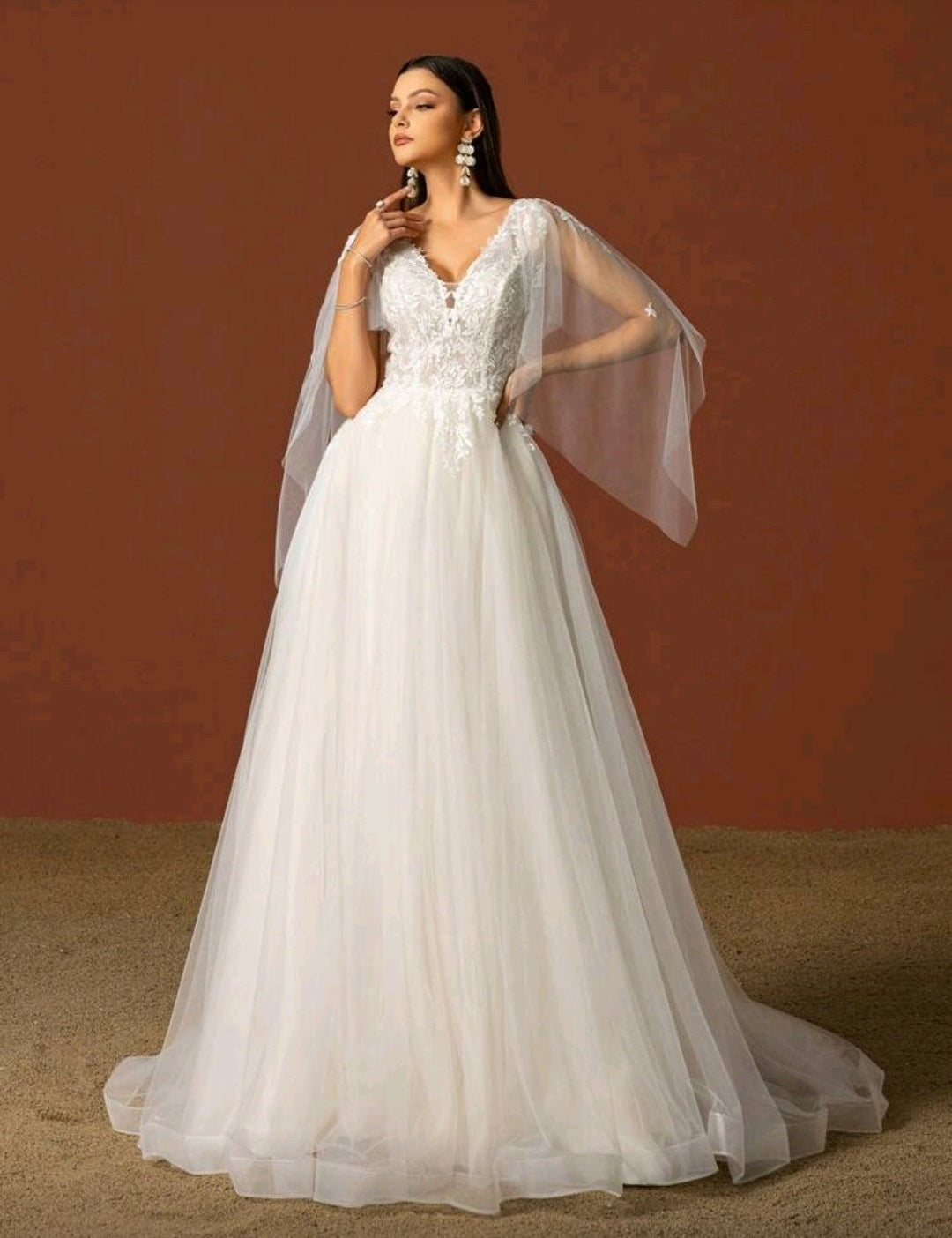 Vestido de Novia "Encanto Etéreo" con Mangas de Capa en Tul