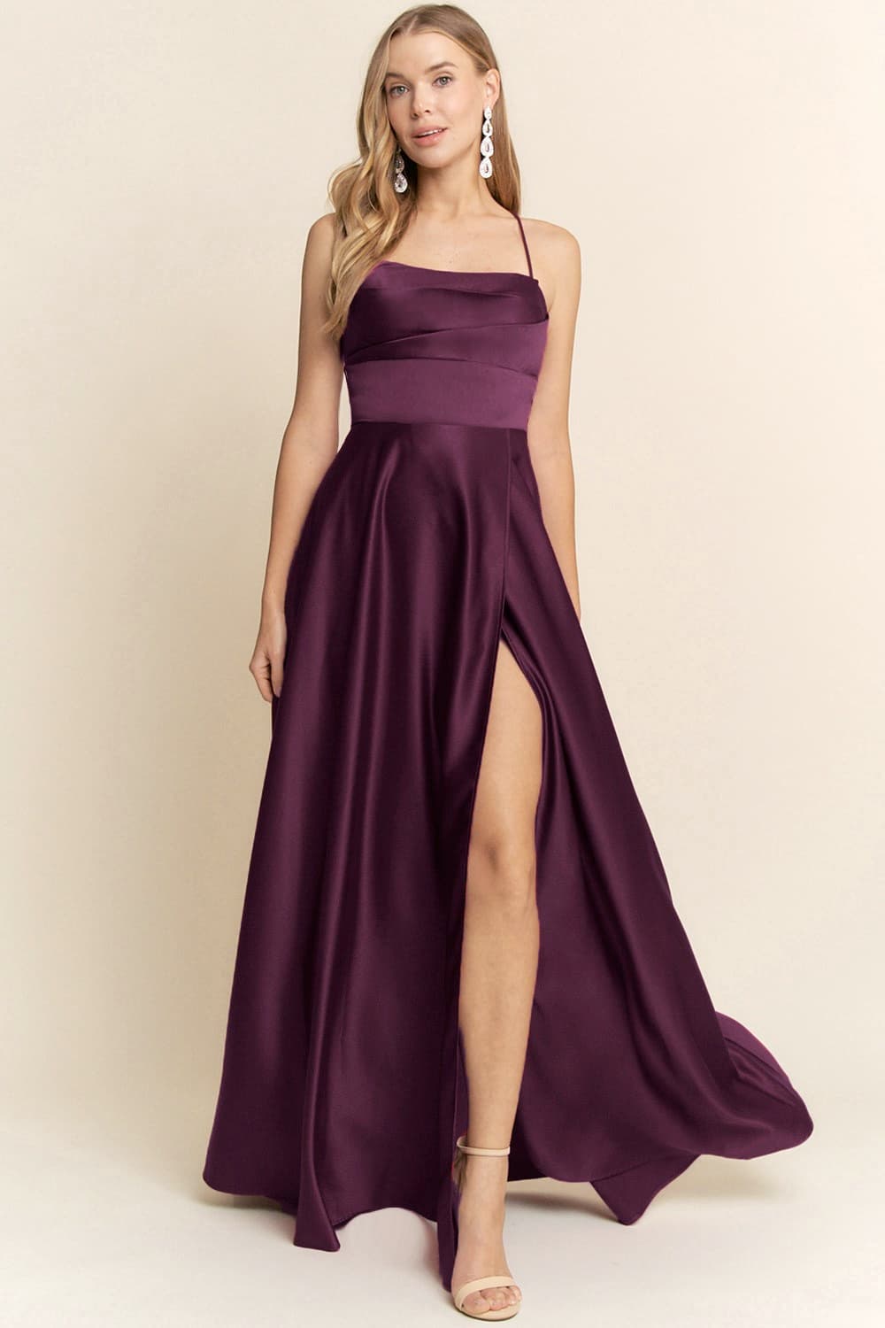Vestido vino oscuro espalda abierta corte A satinado