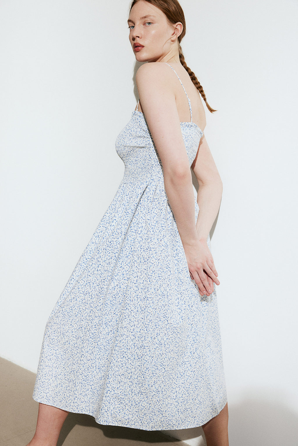 Vestido blanco con flores pequeñas celestes