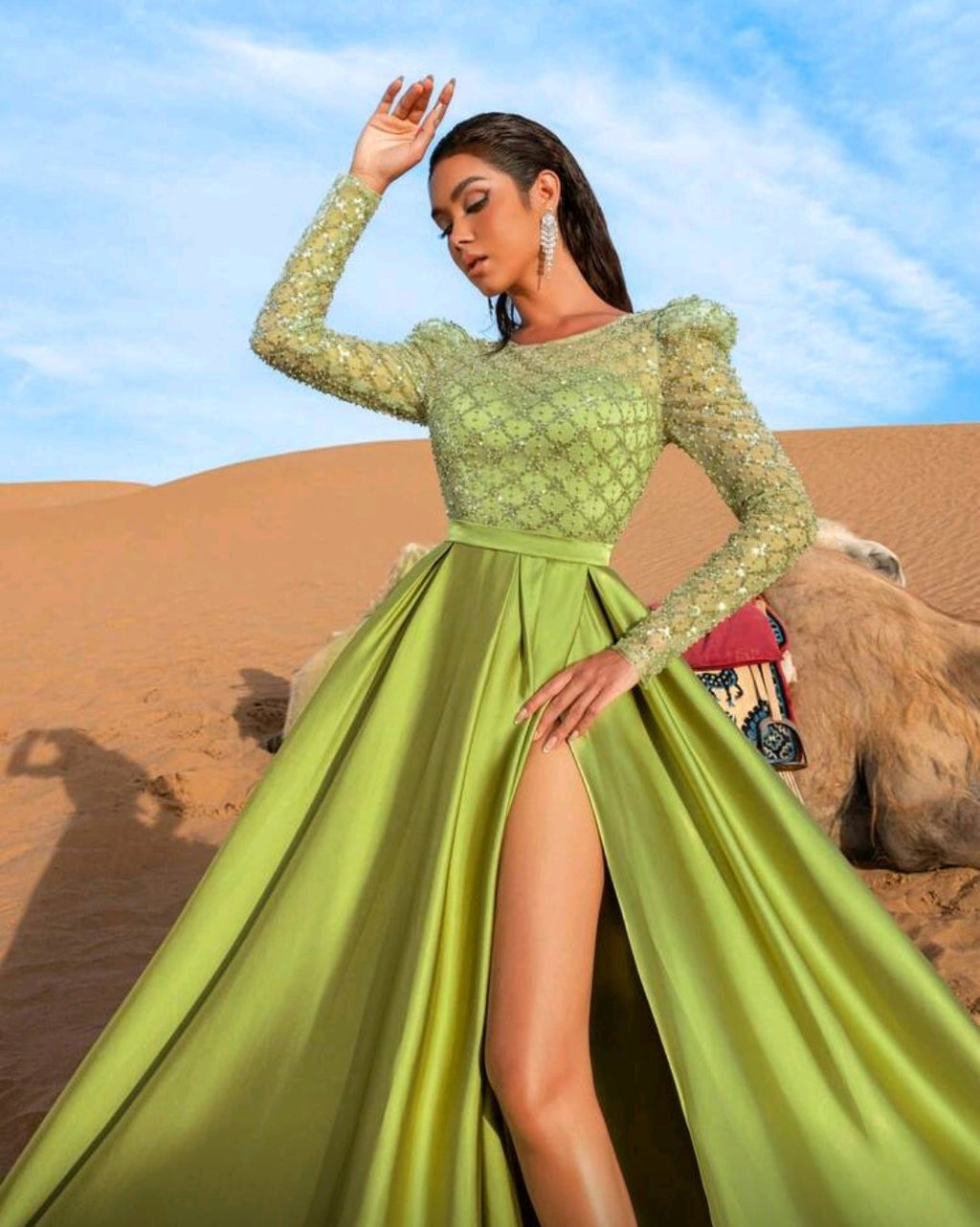Vestido manga larga con espalda transparencia falda satinada