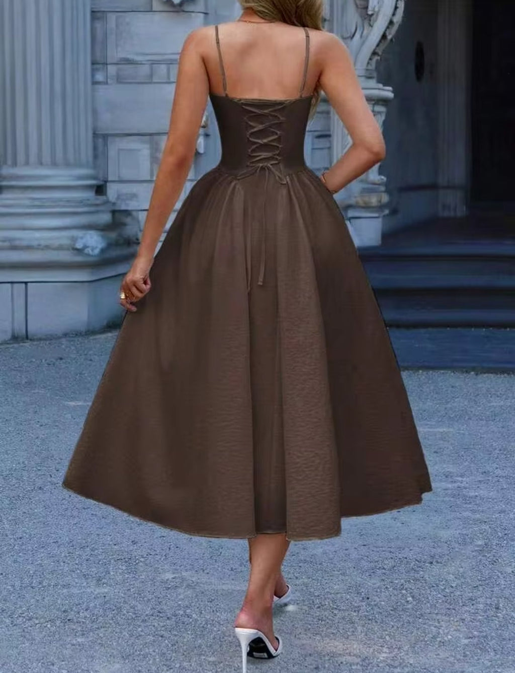 Vestido café con escote pronunciado corsé ajustable midi
