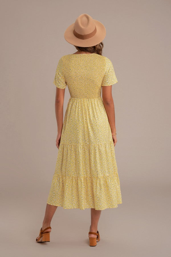Vestido amarillo mantequilla con flores pequeñas