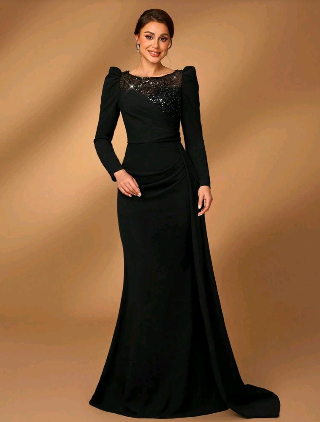 Vestido negro manga larga corte sirena