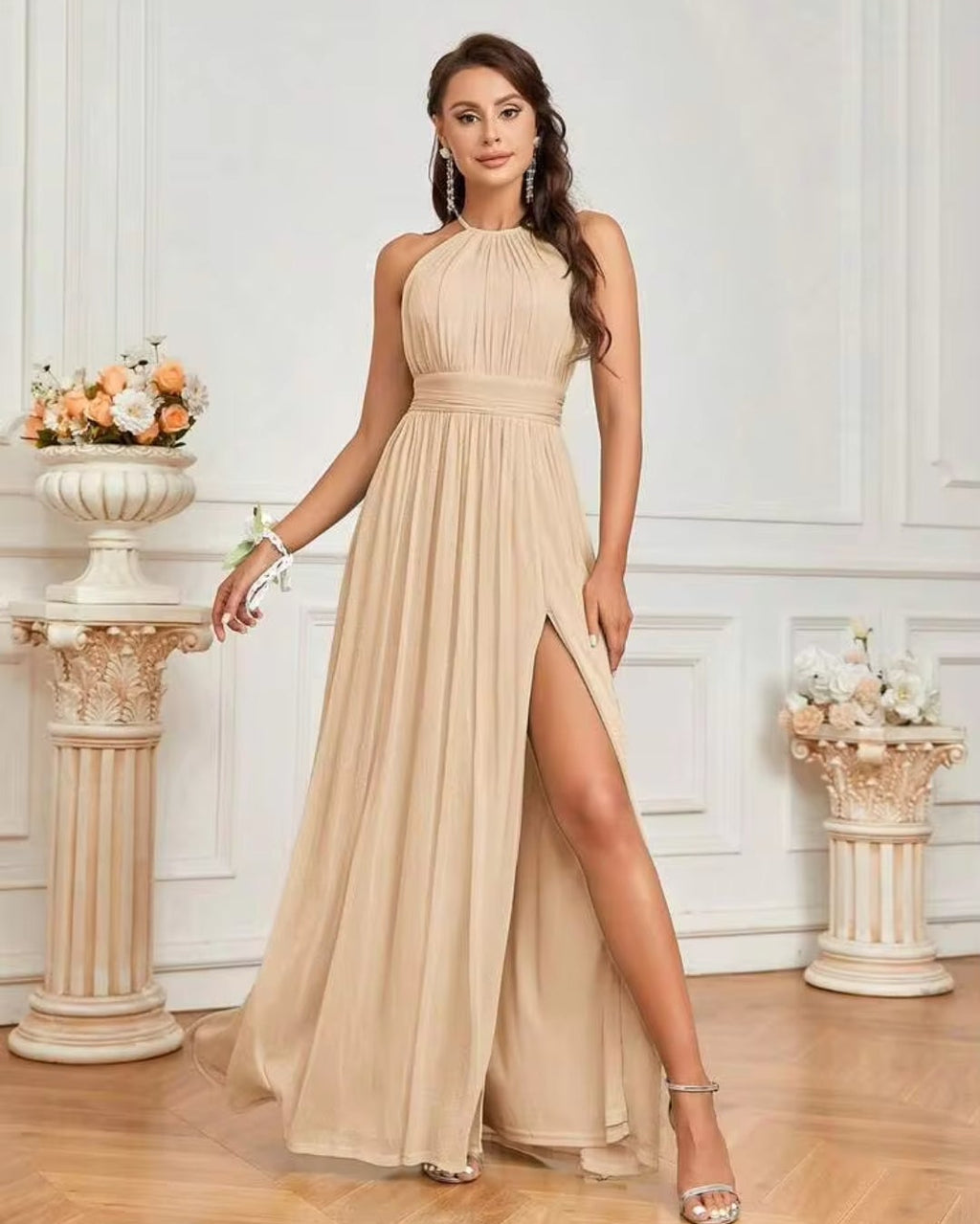 Vestido beige brillante cuello alto con abertura lateral