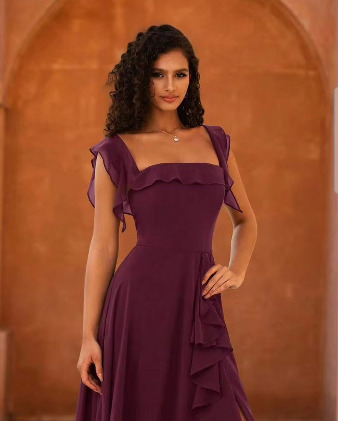 Vestido borgoña corte A con abertura lateral
