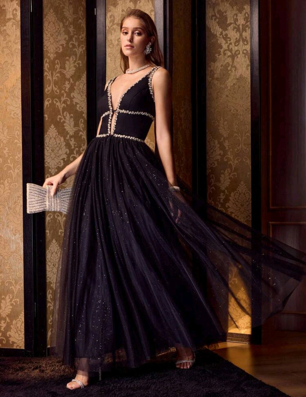 Vestido negro brillante con escote pronunciado