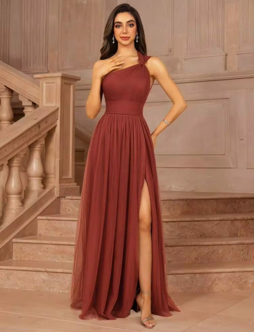 Vestido Terracota de una manga con abertura lateral de Tul