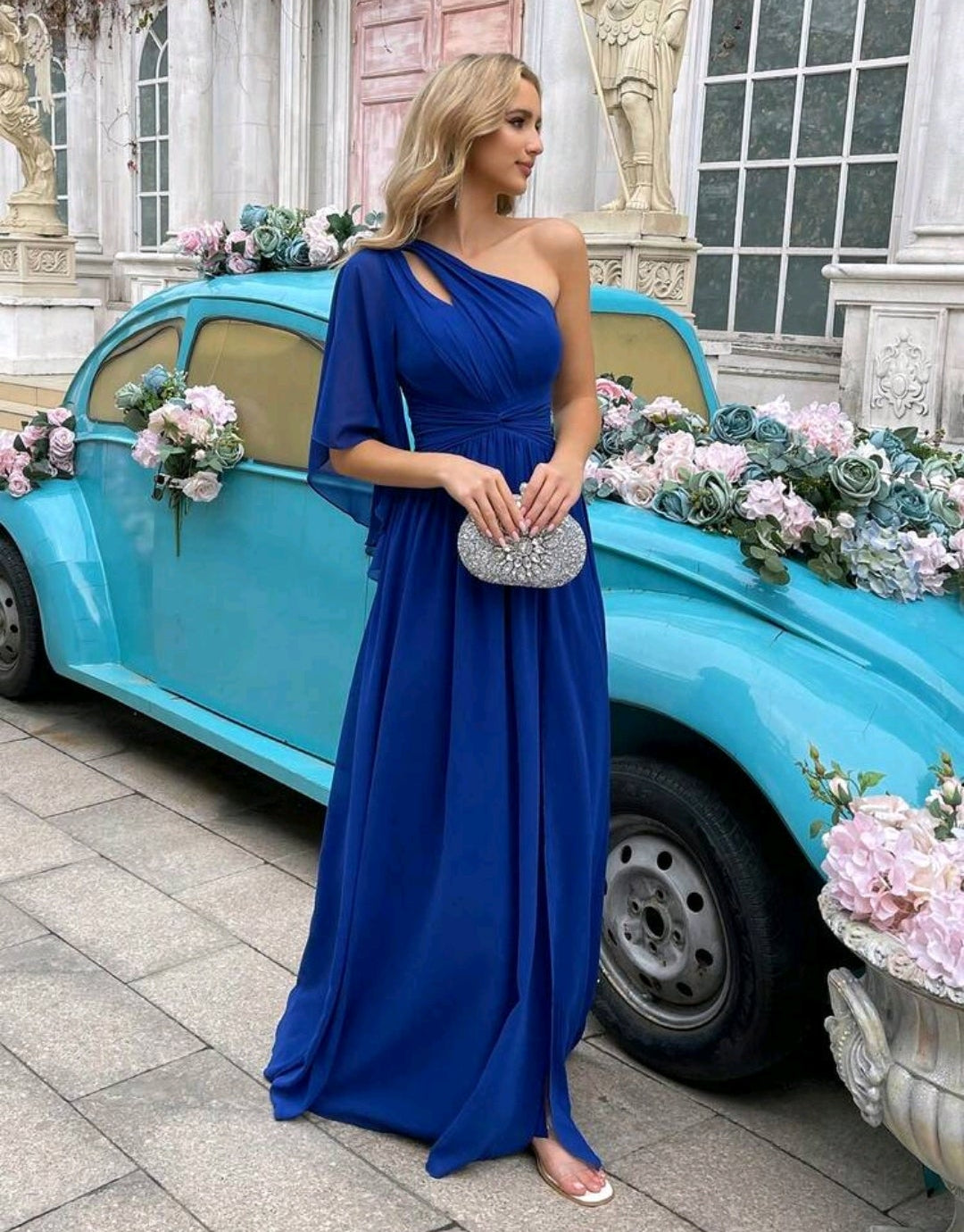 Vestido azul rey de una manga con abertura lateral