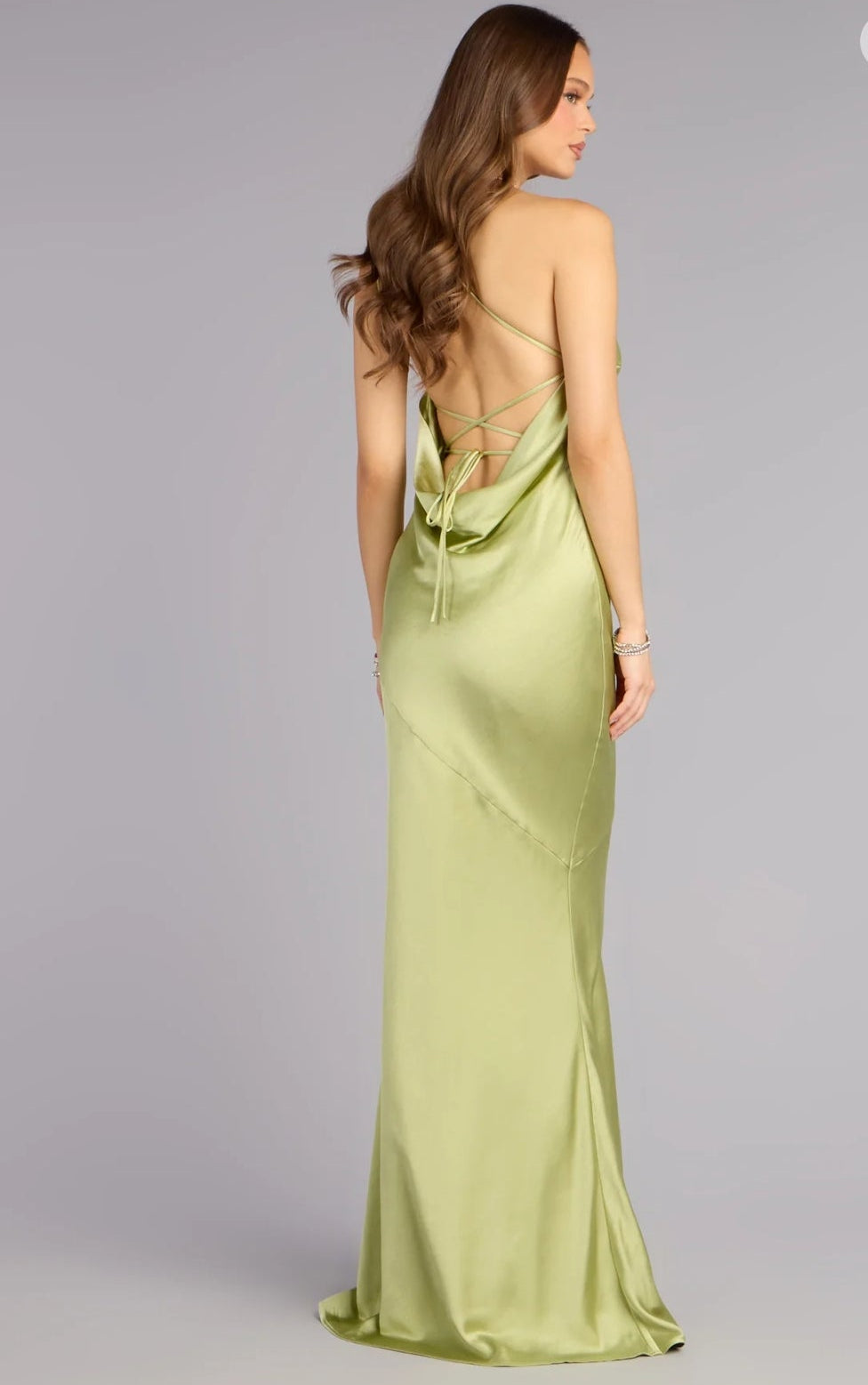 Vestido verde sage satindo de una manga con espalda abierta