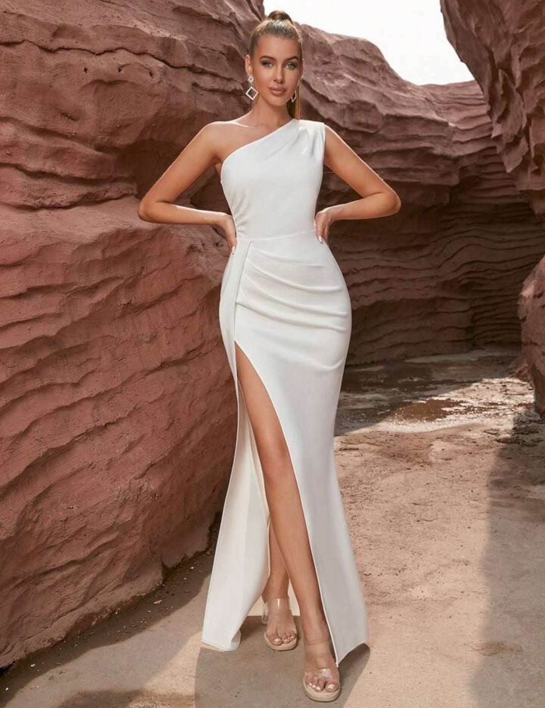 Vestido blanco de una manga y abertura pegado al cuerpo