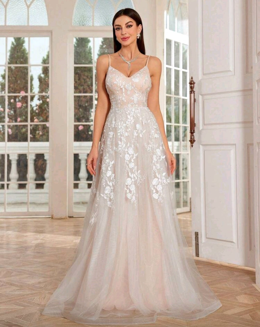 Vestido de Gala A-Line con Apliques Botánicos y Tul