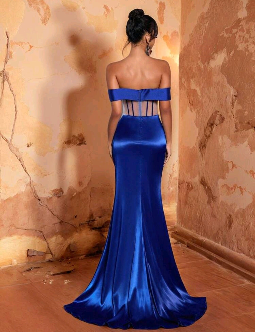 Vestido azul rey satinado con transparencia