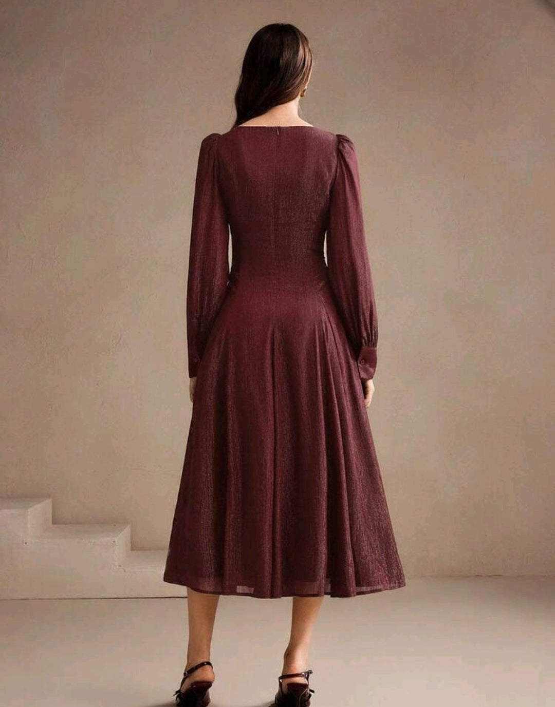 Vestido midi con tela brillante manga larga
