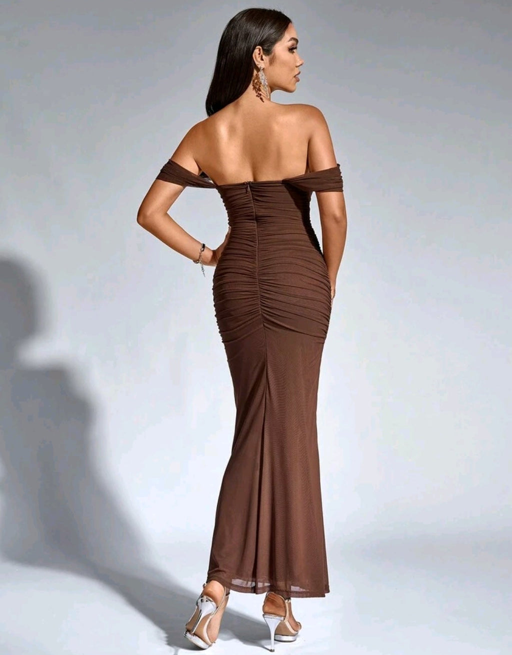 Vestido café off-the-shoulder largo formal